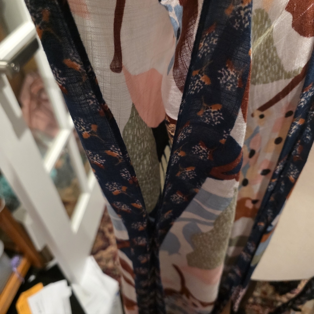Avenue Zoe Viscose Scarf Cape Shawl. Floral pattern - Picture 6 of 7